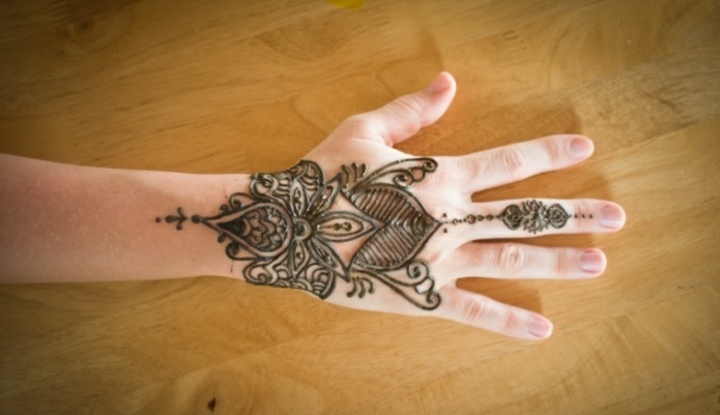 Tattoo-Handgelenk-Ideen-Beispiele-Henna-Frauen
