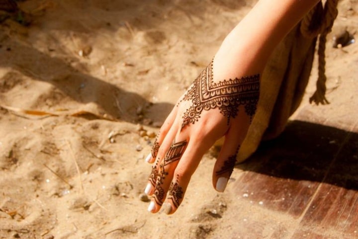 Tattoo-Handgelenk-Ideen-Beispiele-inspirierend-Henna-Frauenhand