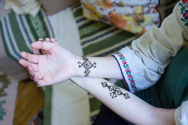 Tattoo-Handgelenk-Tribal-Motive-Frauen-Unterarm-Tattoos
