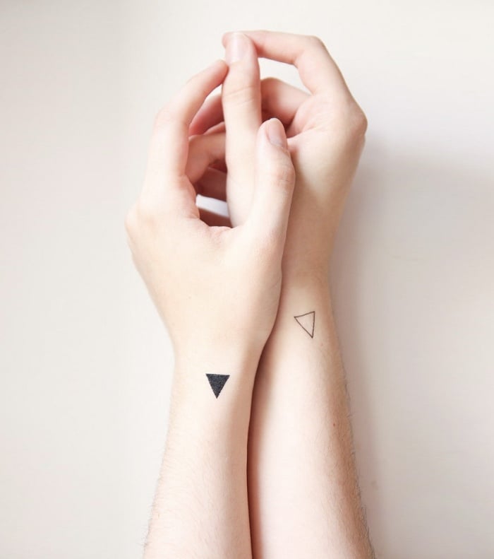 Tattoo-Ideen-für-Liebespaare-Handgelenke-Dreieck-Motive-kontur