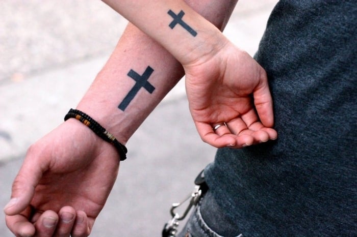 Tattoo-Ideen-für-Pärchen-Kreuz-schwarz-religiöse-Motive