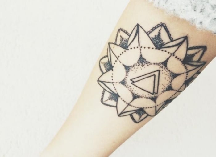 Tattoo-am-Unterarm-Innenseite-geometrische-motive-symbole