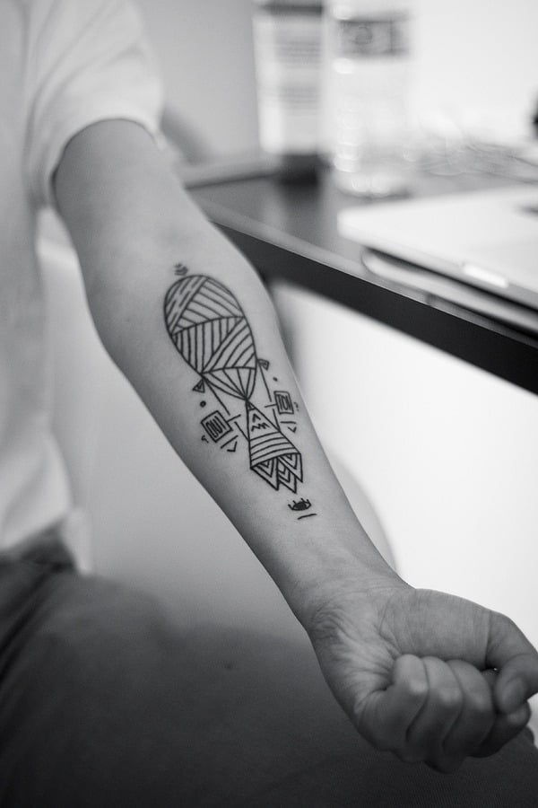 Tattoo-auf-Unterarm-Innenseite-geometrisches-design-tätowiert-Mann