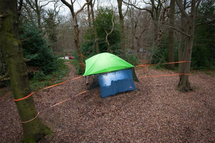 Tentsile-Vista-tragbares-Baumhaus-Campingzelt-im-Wald-gespannt