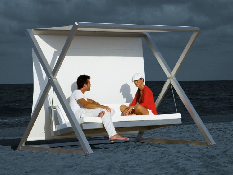 Terrassenmöbel-2015-Ideen-Nao-Nao-Hollywoodschaukel-modern-Design-weiß-Sonnenschutz