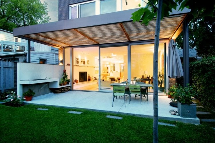 Terrassenüberdachung-Holz-Bauprojekt-Ideen-Steinfliesen