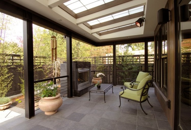 Terrassenüberdachung-Holz-Glas-Ideen-Sonnenschutz-UV-Strahlung
