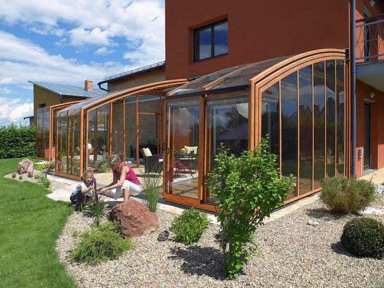 Terrassenüberdachung-Holz-Glas-Wintergarten-Ideen