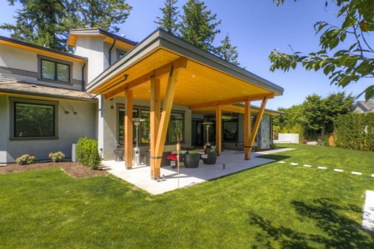Terrassenüberdachung-Holz-Massivdach-Pfosten-Sonnenschutz-bauen
