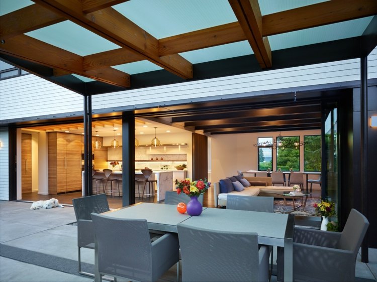 Terrassenüberdachung-Holz-getöntes-Glas-UV-Schutz-Sommer
