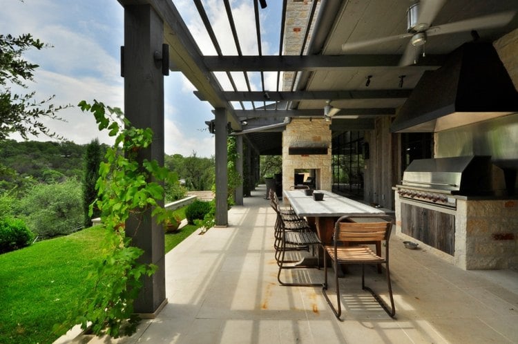 Terrassenüberdachung-Holz-verwittert-Ideen-Sommer-Sonnenschutz