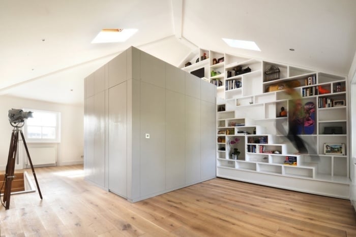 Treppe-in-das-Bücherregal-eingebaut-raumwunder-ideen-gestaltung-modern