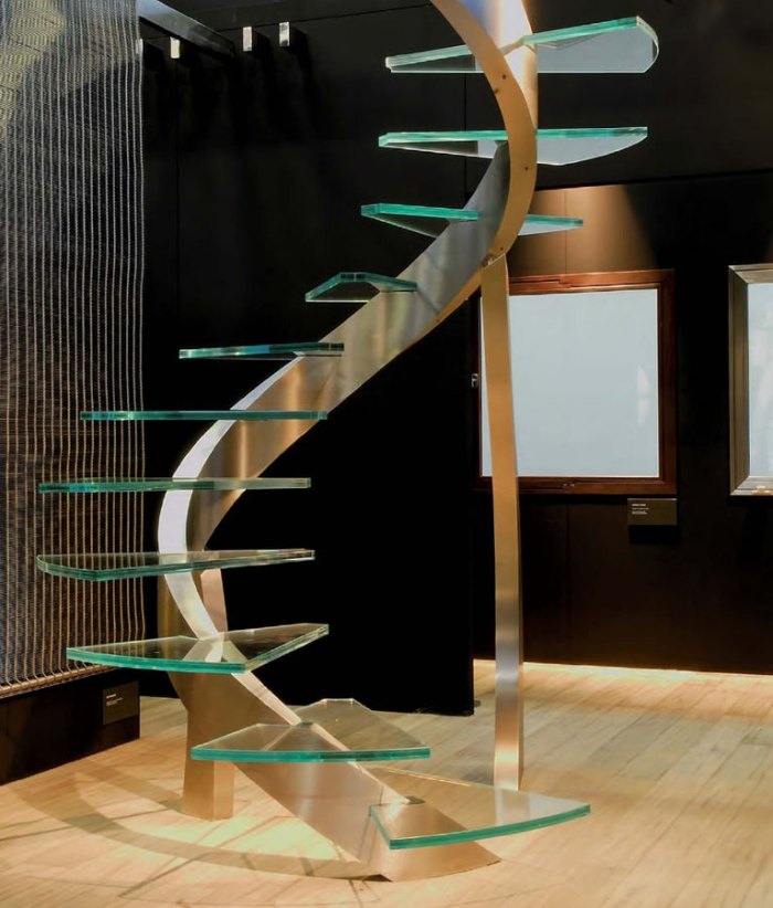 Treppen-design-ideen-modische-Spindeltreppe-mit-Glasstufen
