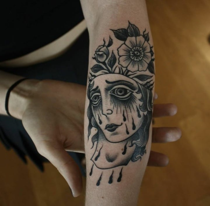Unterarm-Tattoo-Bilder-Frau-Weinend-Gesicht-tätowieren