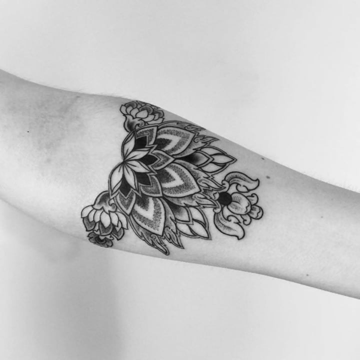 Unterarm-Tattoo-Bilder-Maori-Blume-Ideen-Frauen