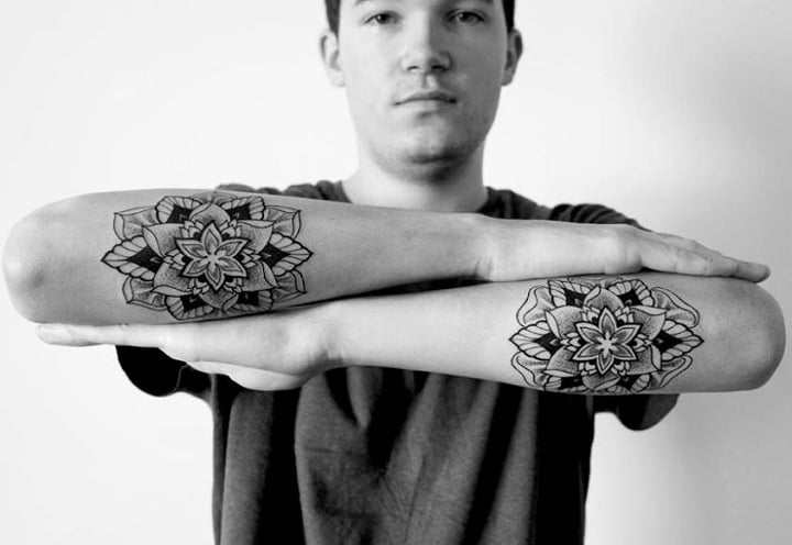 Unterarm-Tattoo-Bilder-Maori-Männer-Blumen-Tattoos