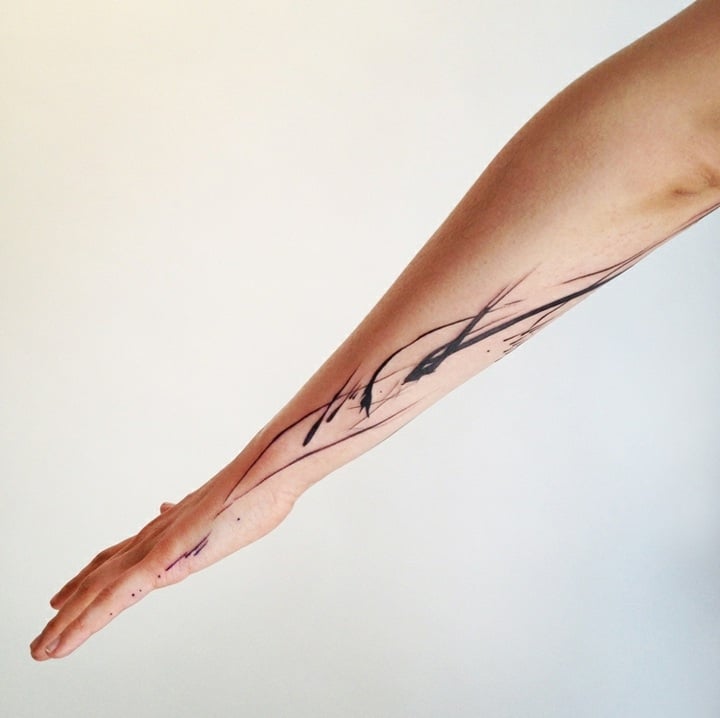 Unterarm-Tattoo-Frauen-moderne-Kunst-Linien-Ideen