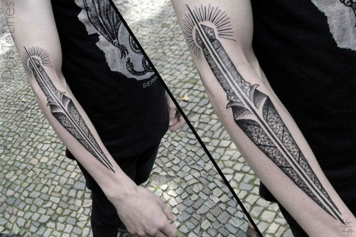 Unterarm-Tattoo-Ideen-Männer-Schwert-Tribal-Motive