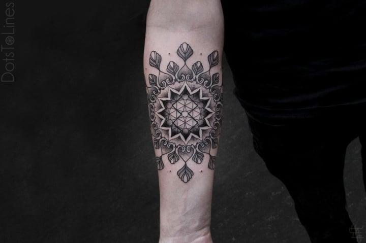 Unterarm-Tattoo-Ideen-Tribal-Motive-geometrische-Linien-Frauen