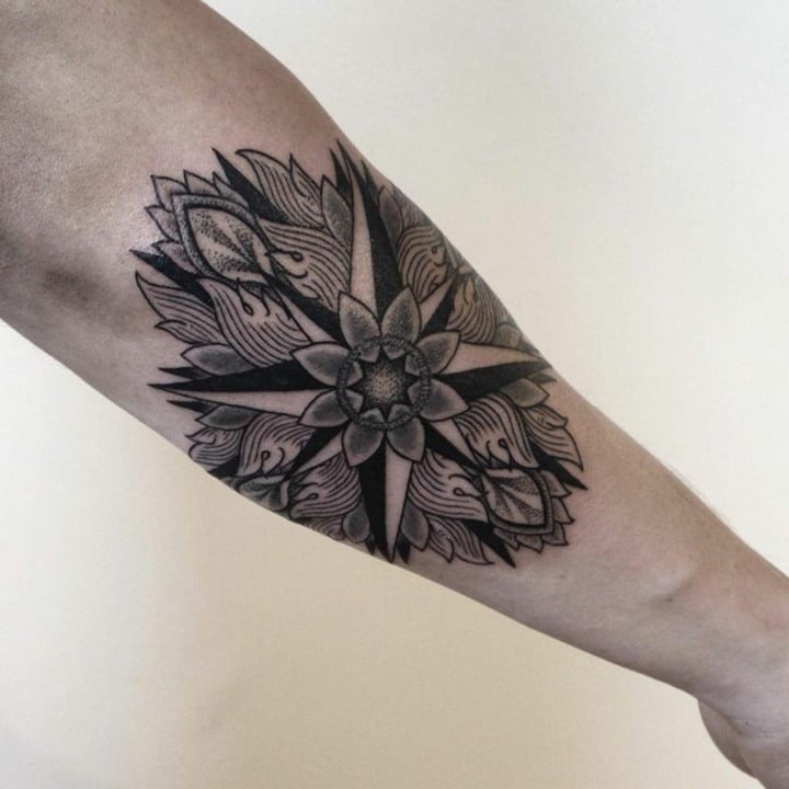 Unterarm-Tattoo-Männer-Bilder-Blumen-Motive-vier-Richtungen