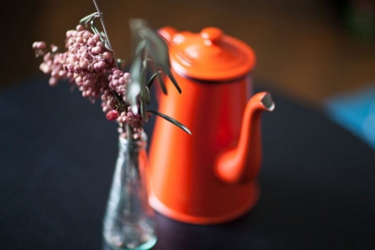Vase-Glas-Blumenstrauß-Vintage-Stil-Teekanne-Rot-Metall-mit-Deckel