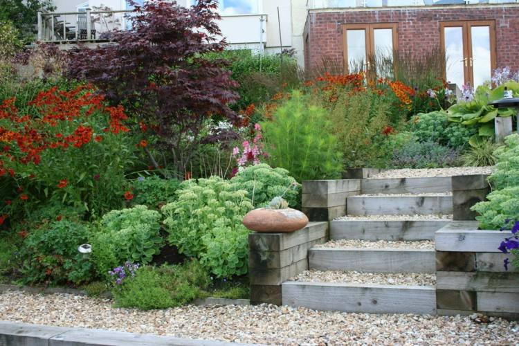 Vorgartengestaltung Bilder niedrige Buschgruppen Blütenpracht Treppen Kies Boden Keramik Gartendeko