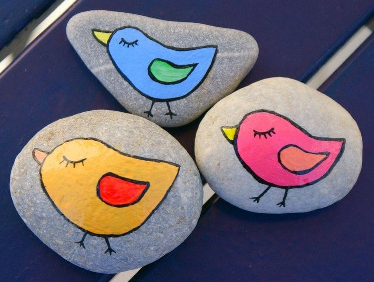 Vögel Steine bemalen Ideen für Gartendeko