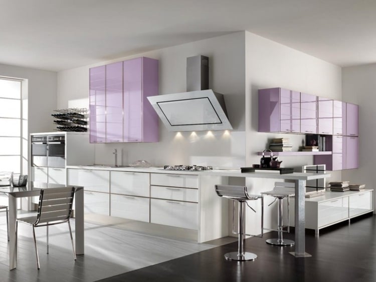Weiße-Küche-in-Hochglanz-Glas-und-Aluminium-LUCY-exklusives-design-made-in-italy