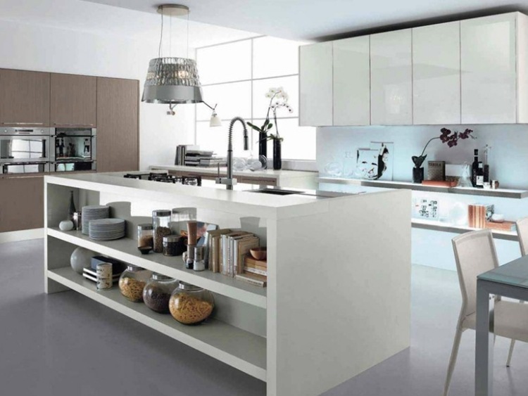 Weiße-Küche-in-Hochglanz-Holzküche-NILDE-mit-Kochinsel-moderne-Ausstattung