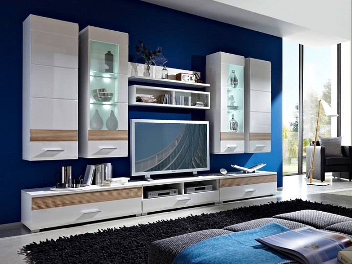 Wohnwand moderne Wohnzimmer blaue Wand Beleuchtung Eichenholz