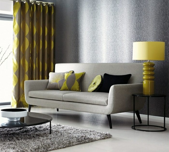 Wandgestaltung Ideen graue Streifen gelbe Lampe Shaggy-Teppich