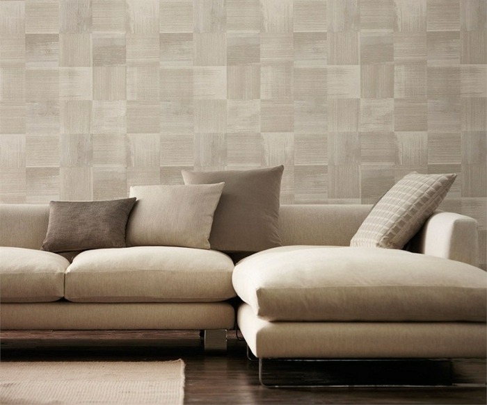 Wandgestaltung Stoff Optik beige Sandfarbe Sofa