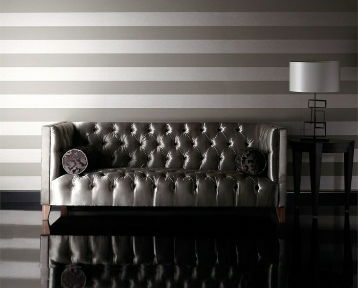 Wohnzimmer Wandgestaltung weiß graue Streifen Chesterfield Sofa