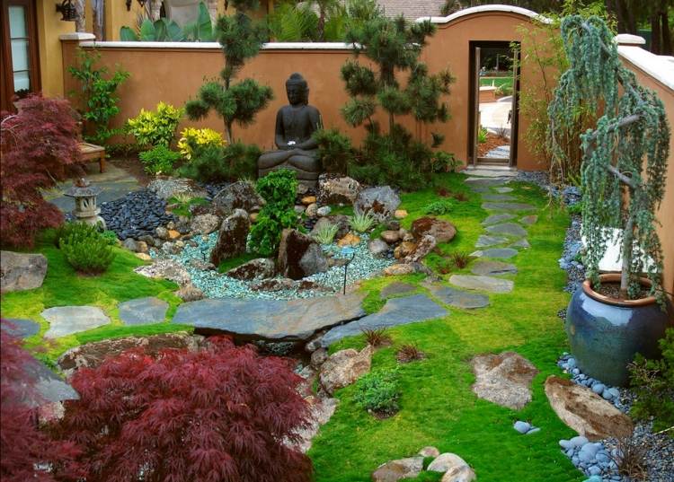 asiatisch-inspiriert-Zen-garden-gestaltung-ideen-kunstteich-skulpturen