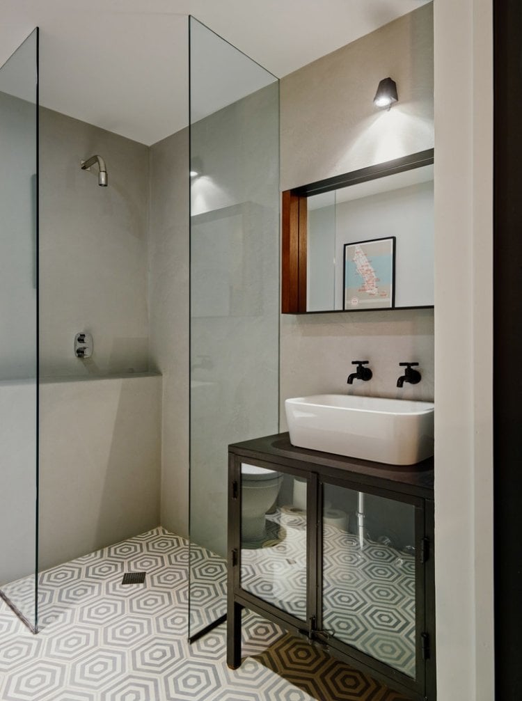 badezimmer-fliesen-2015-bodenfliesen-geometrische-muster-begehbare-dusche-glasabtrennung-design