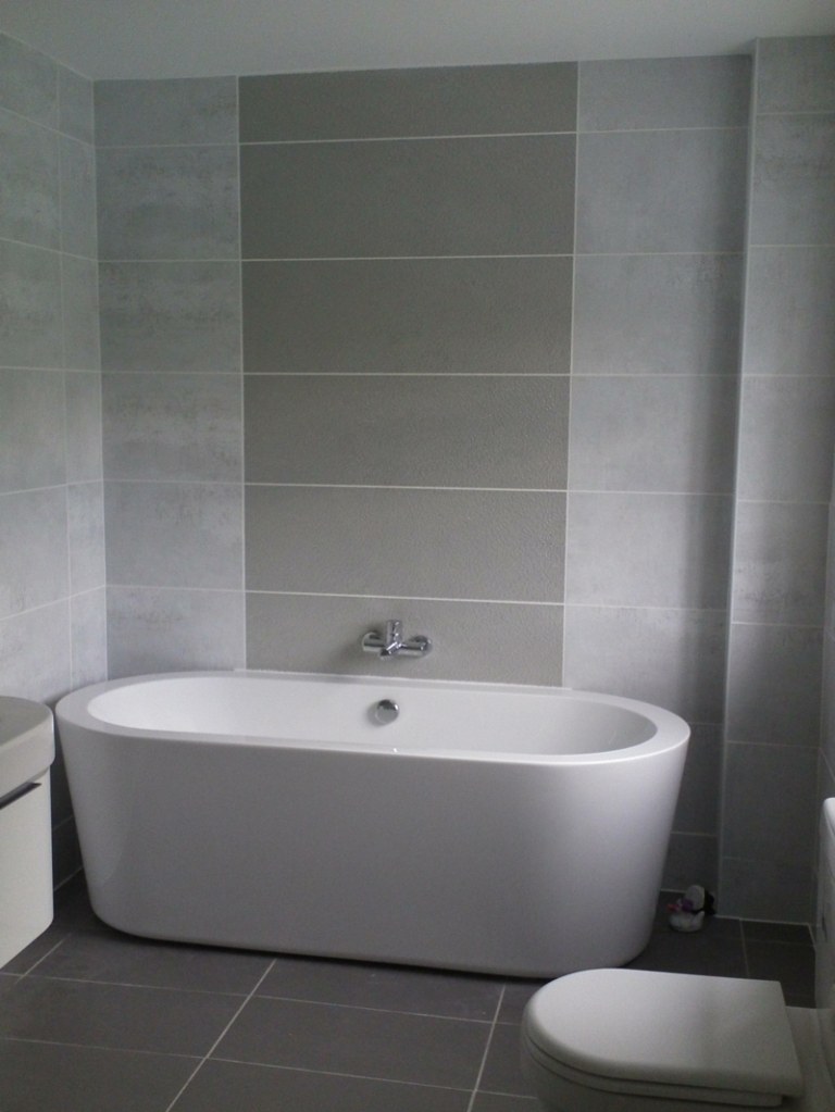 badezimmer fliesen 2015 grau nuancen idee badewanne interieur