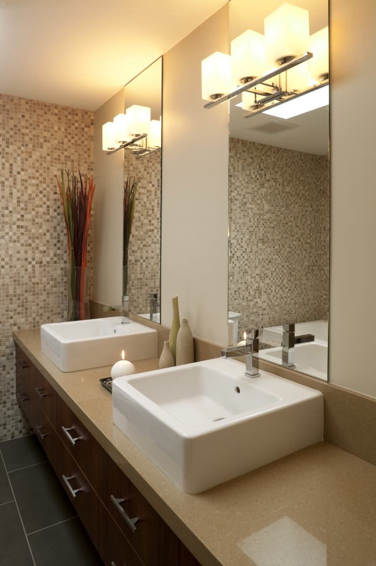 badezimmer-fliesen-2015-quarz-arbeitsplatte-beige-mosaik-wandfarbe