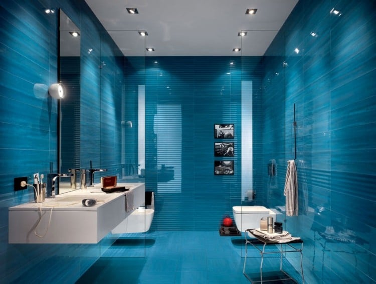 badezimmer-fliesen-beispiel-glas-fliesen-blau-einfarbig