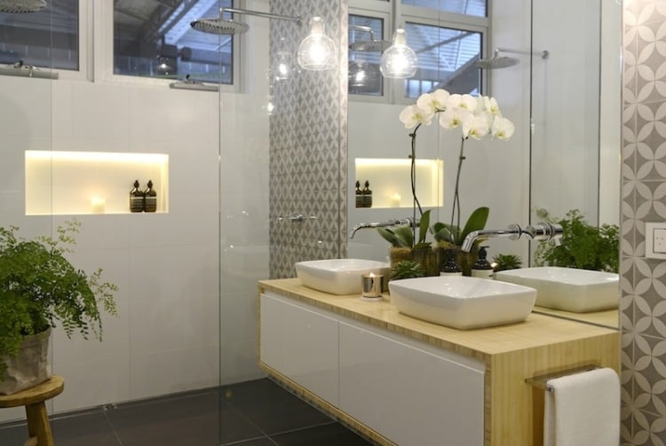 Beispiele für Badezimmer Fliesen weiss-geometrisch-glaswand-dusche