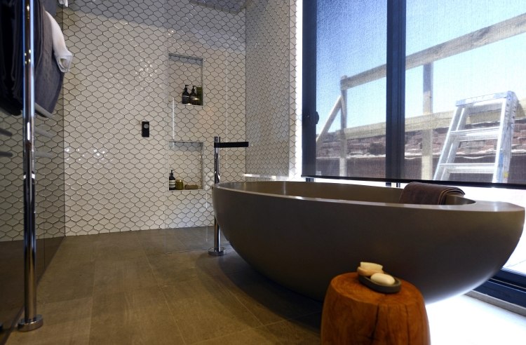 badezimmer-fliesen-beispiele-weiss-geometrisch-freistehende-badewanne