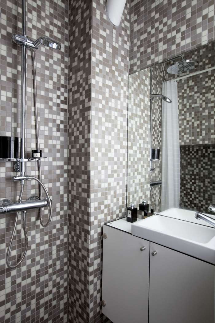 badezimmer fliesen mosaik grau weiß spiegel konsole waschbecken