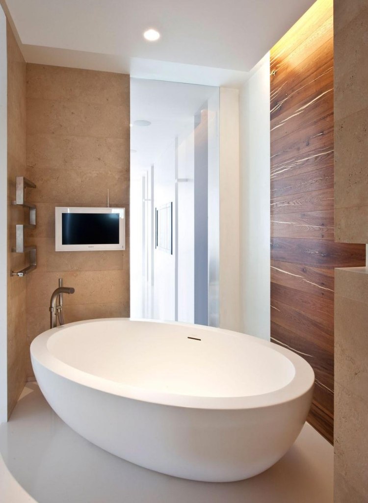 badezimmer-ideen-2015-freistehende-badewanne-holz-wandverkleidung-indirekte-deckenbeleuchtung