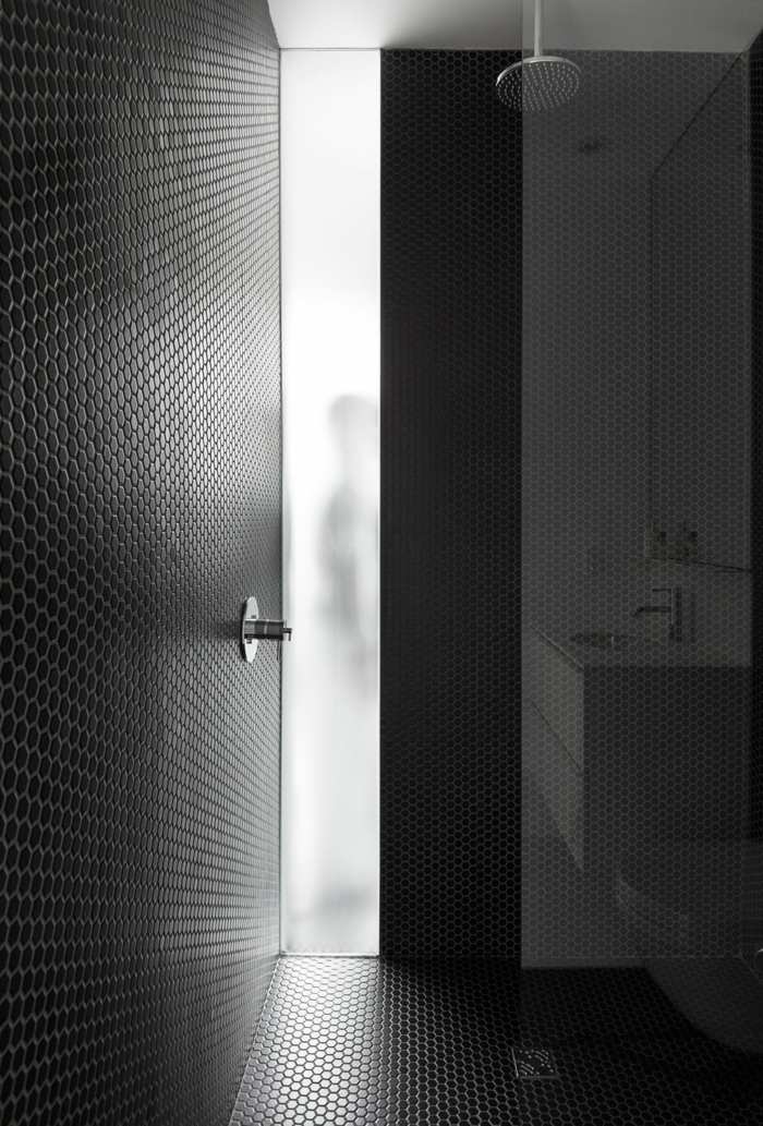 badezimmer mosaik schwarz runde steine elegantes design