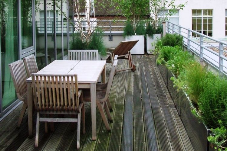 balkon-gestalten-balkonmobel-balkonpflanzen-dielen-boden-holz-gartenmoebel-holz-pflanzkuebel