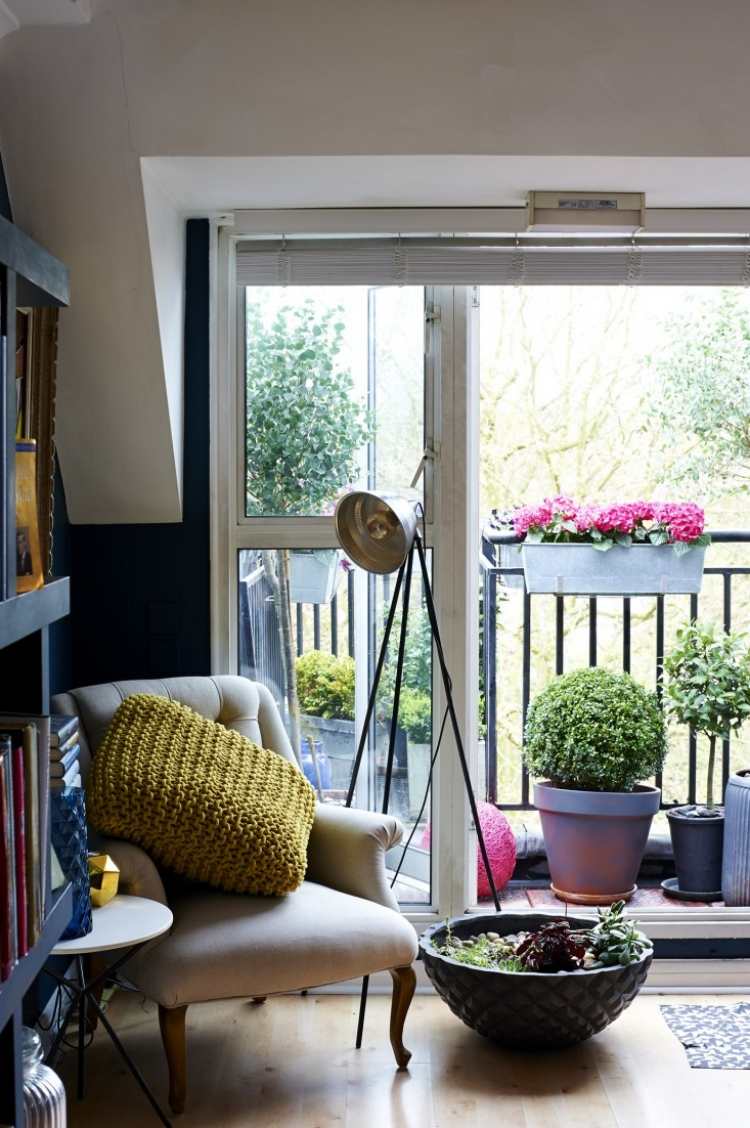 balkon-gestalten-balkonmobel-balkonpflanzen-terrassentueren-moebel-indoor-pflanzenkuebel