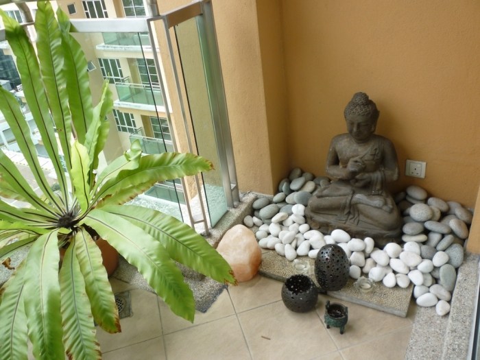 balkon-gestalten-mit-asiatischem-hauch-skulpturen-buddha-flusssteine