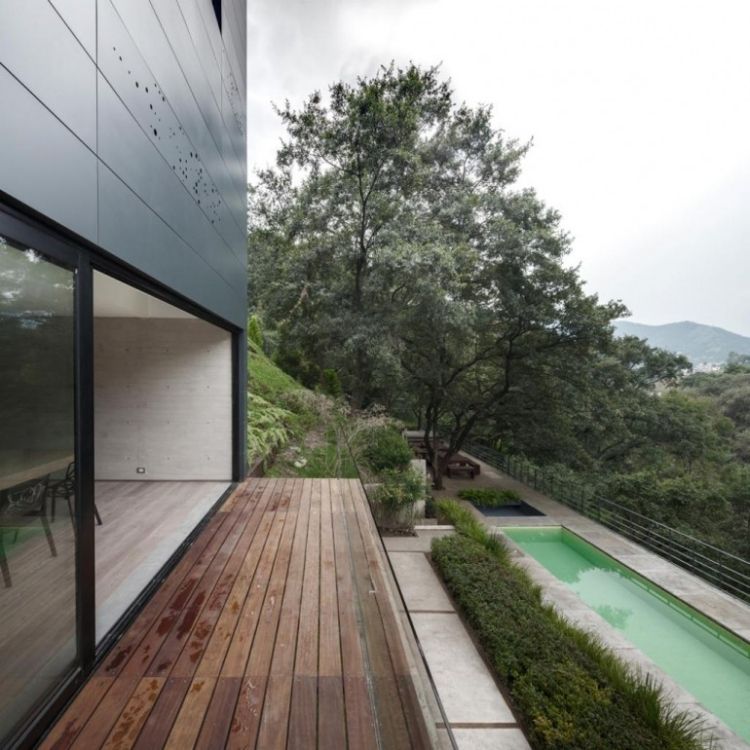 Balkongeländer glas rahmenlos modern transparent-minimalistisch-holzboden-pool