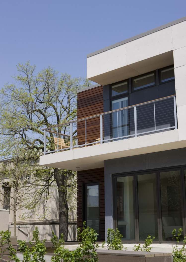 balkongelaender-ideen-stahl-glas-elegant-moderne-architektur