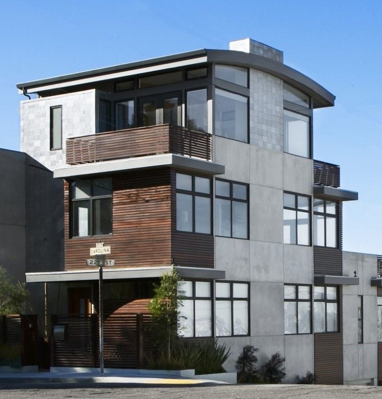 balkongelander-ideen-holz-lamellen-dunkle-farbe-betonplatten-fassade