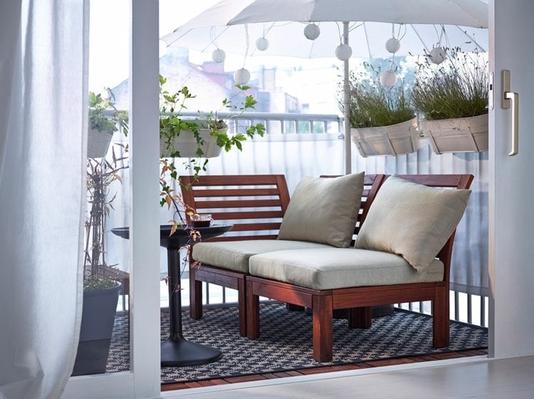 balkonmoebel-ideen-2015-canape-komfort-teppich-tagesbett-weiss-schirm